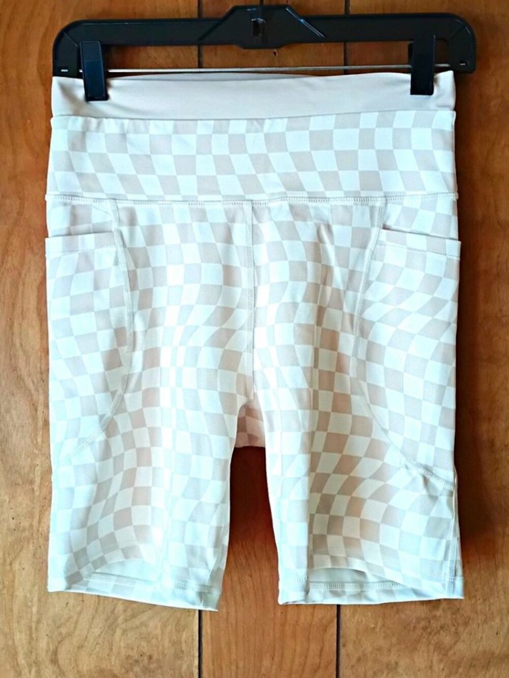 WILO Women’s Biker Shorts Size L White Checkered High Rise Pocket Activewear